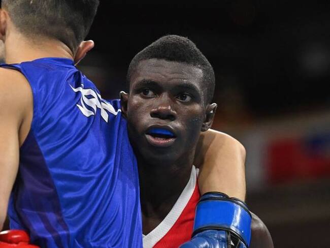 Boxeador colombiano Yuberjen Martínez ante el japonés Ryomei Tanaka // LUIS ROBAYO/POOL/AFP via Getty Images