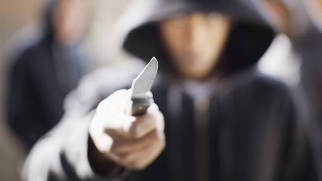 Un sujeto llegó al puesto de salud con un arma blanca e ingresó al área de urgencias, donde amenazó a los auxiliares y a los médicos que se encontraban de turno. Foto: Getty Images