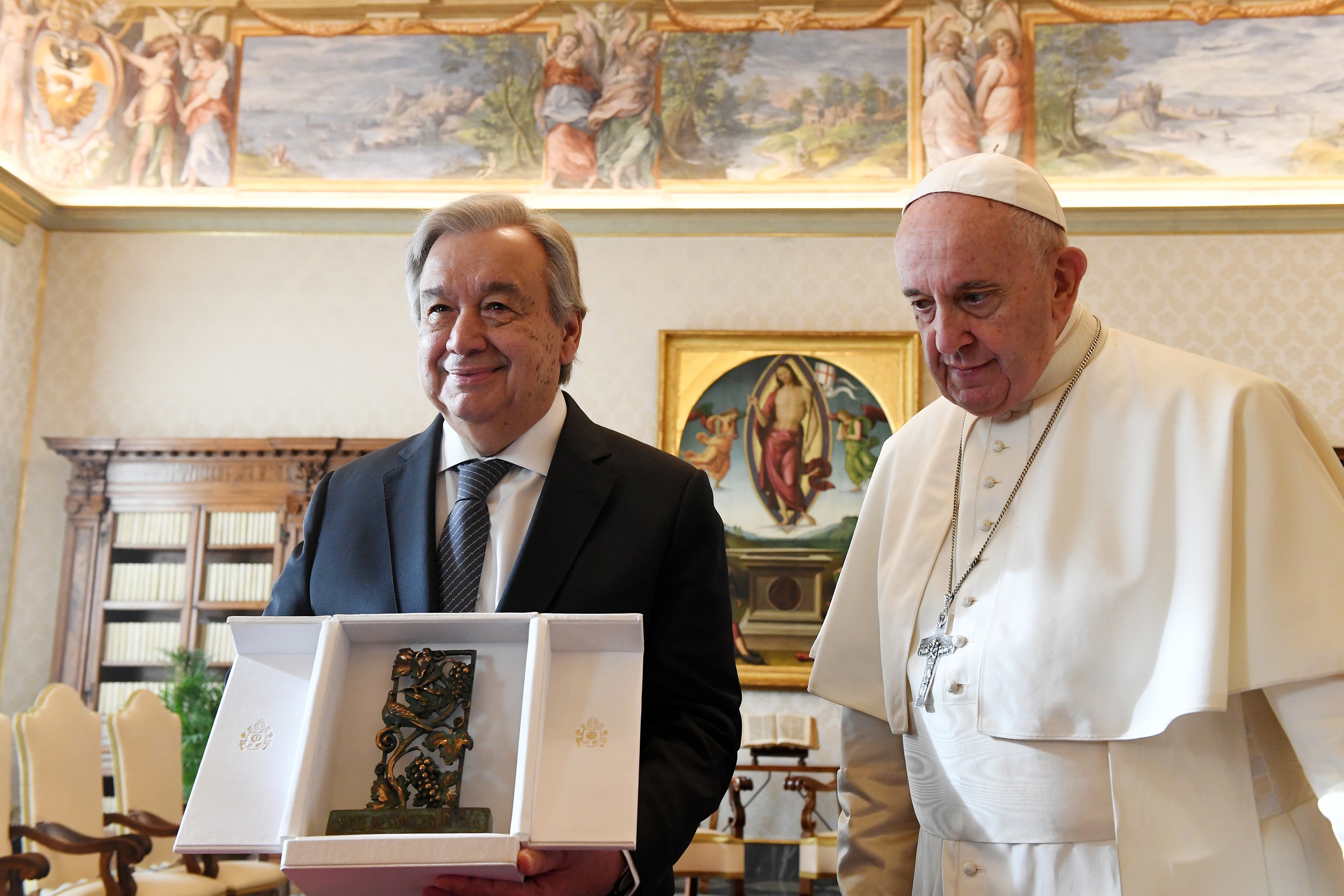 Papa Francisco y António Guterres. Foto: Vatican Pool/Getty Images.