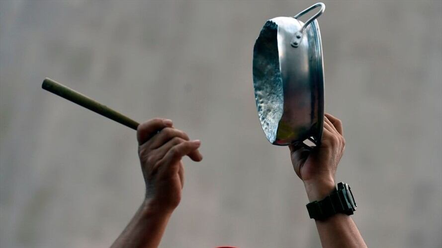 Comenzaron los cacerolazos en varios puntos de Bogotá. Foto: Getty Images