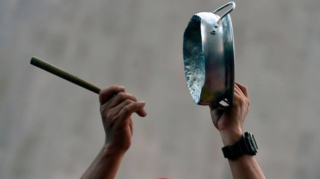 Comenzaron los cacerolazos en varios puntos de Bogotá. Foto: Getty Images