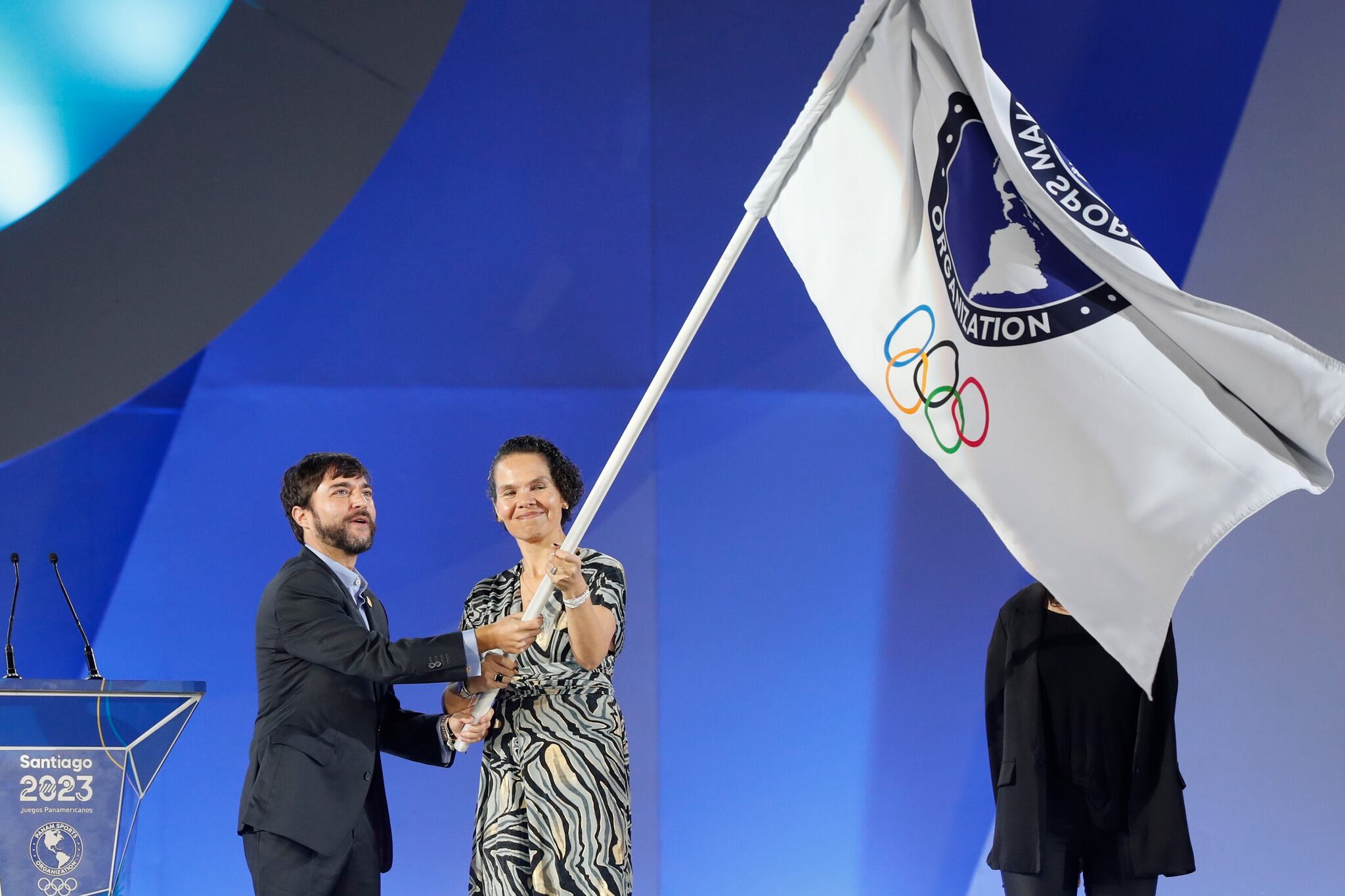 Jaime Pumarejo recibiendo bandera de los Panamericanos 2027