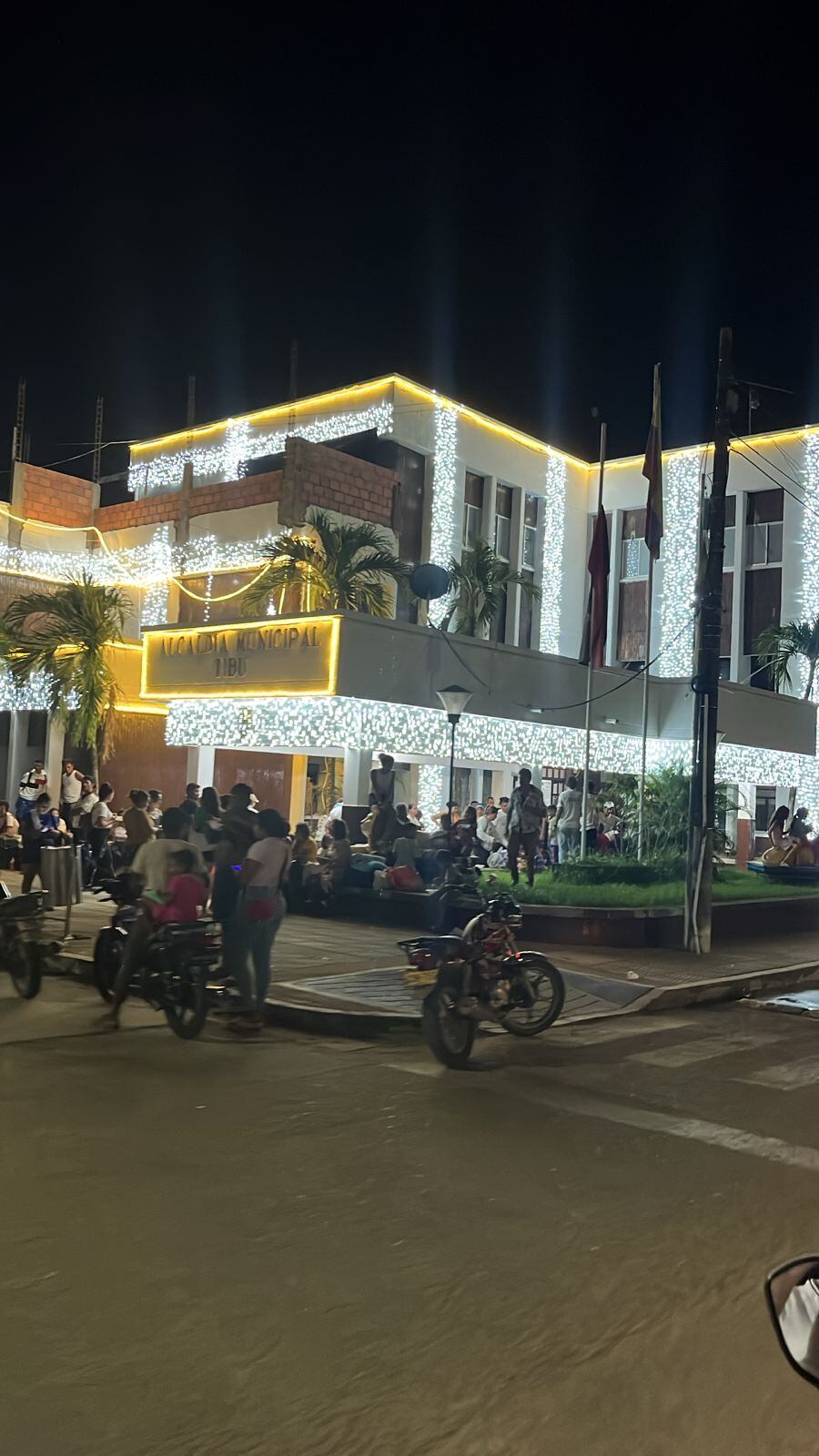 Familias desplazadas llegan a la Alcaldía de Tibú. / Foto: Cortesía Olguín Mayorga.
