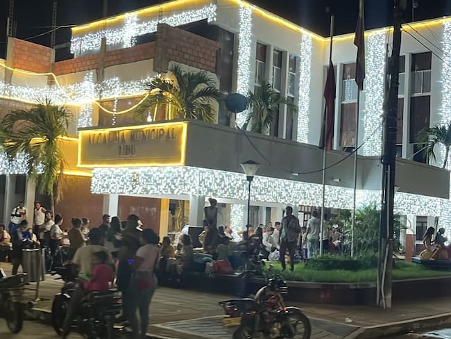 Familias desplazadas llegan a la Alcaldía de Tibú. / Foto: Cortesía Olguín Mayorga.