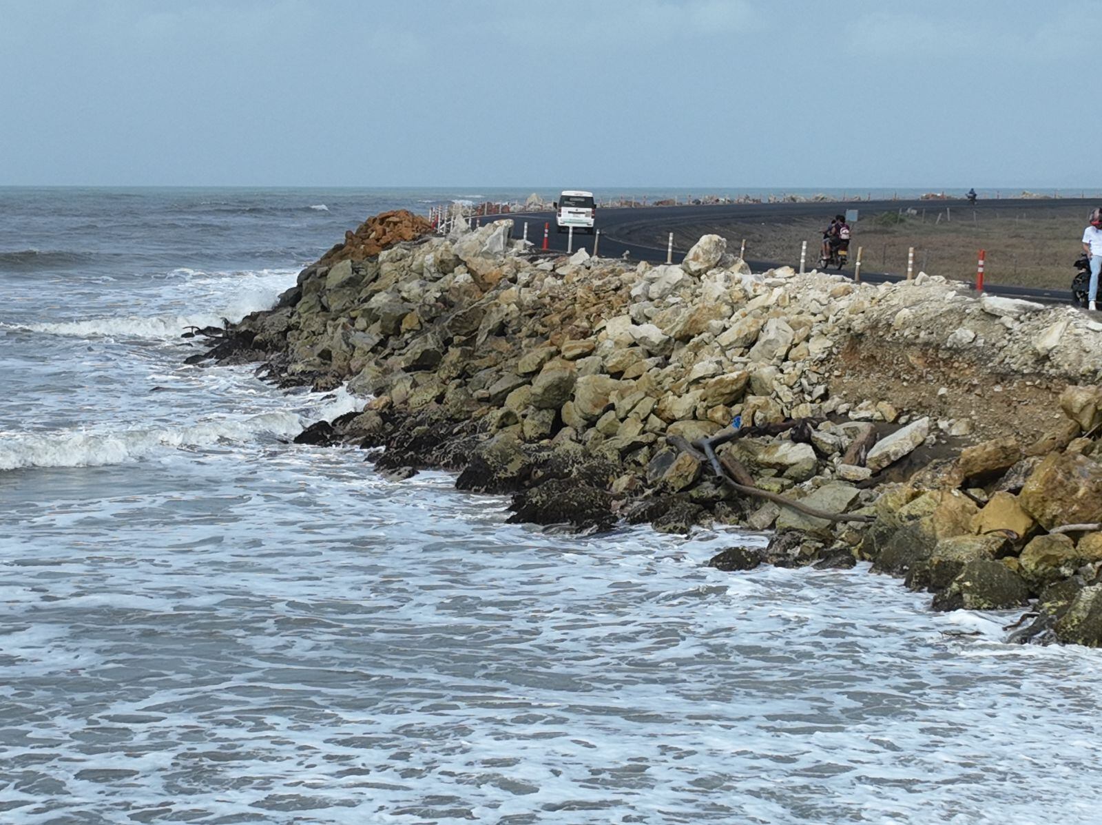 Erosión tiene en riesgo vía nacional. Foto: cortesía Alcaldía de Los Córdobas.