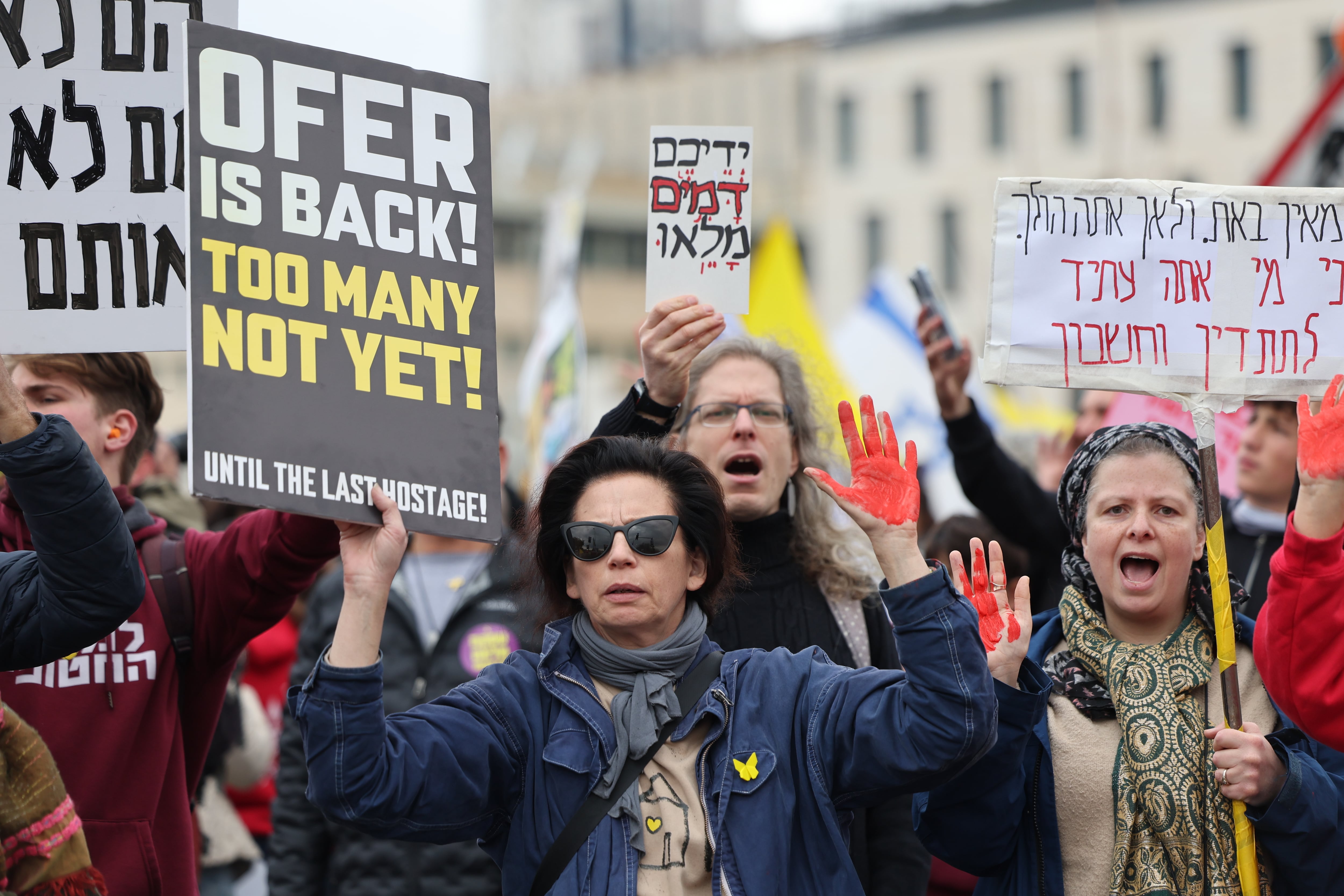 Familias de rehenes israelis protestan afuera del gabinete del primer ministro israeli, Benjamin  Netanyahu. FOTO: EFE/EPA/ABIR SULTAN