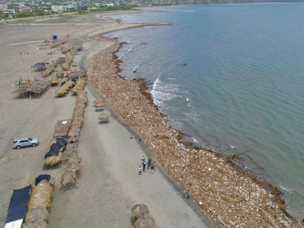 Isla de basura contamina las playas de Puerto Colombia