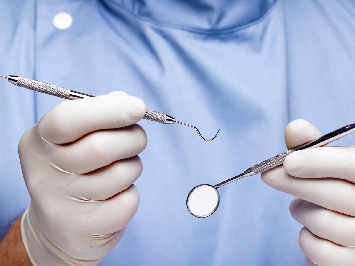 Soluciones W: Odontólogo dona tratamiento de rehabilitación oral a joven repartidor