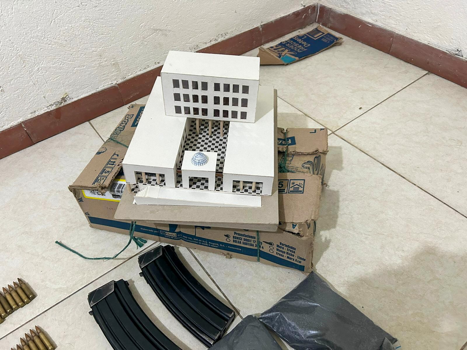 Maqueta que recrea las instalaciones del Palacio de Justicia, encontrada por las autoridades durante un allanamiento en Bogotá. Foto: EFE / Fiscalía de Colombia