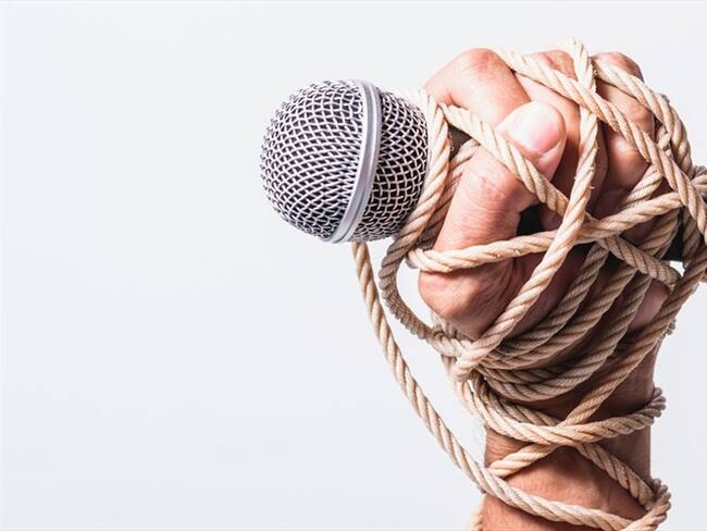 El senador Rodrigo Lara aseguró que es necesario proteger el ejercicio periodístico y la libertad de expresión de abogados y personajes públicos. Foto: Getty Images / SORAPOP