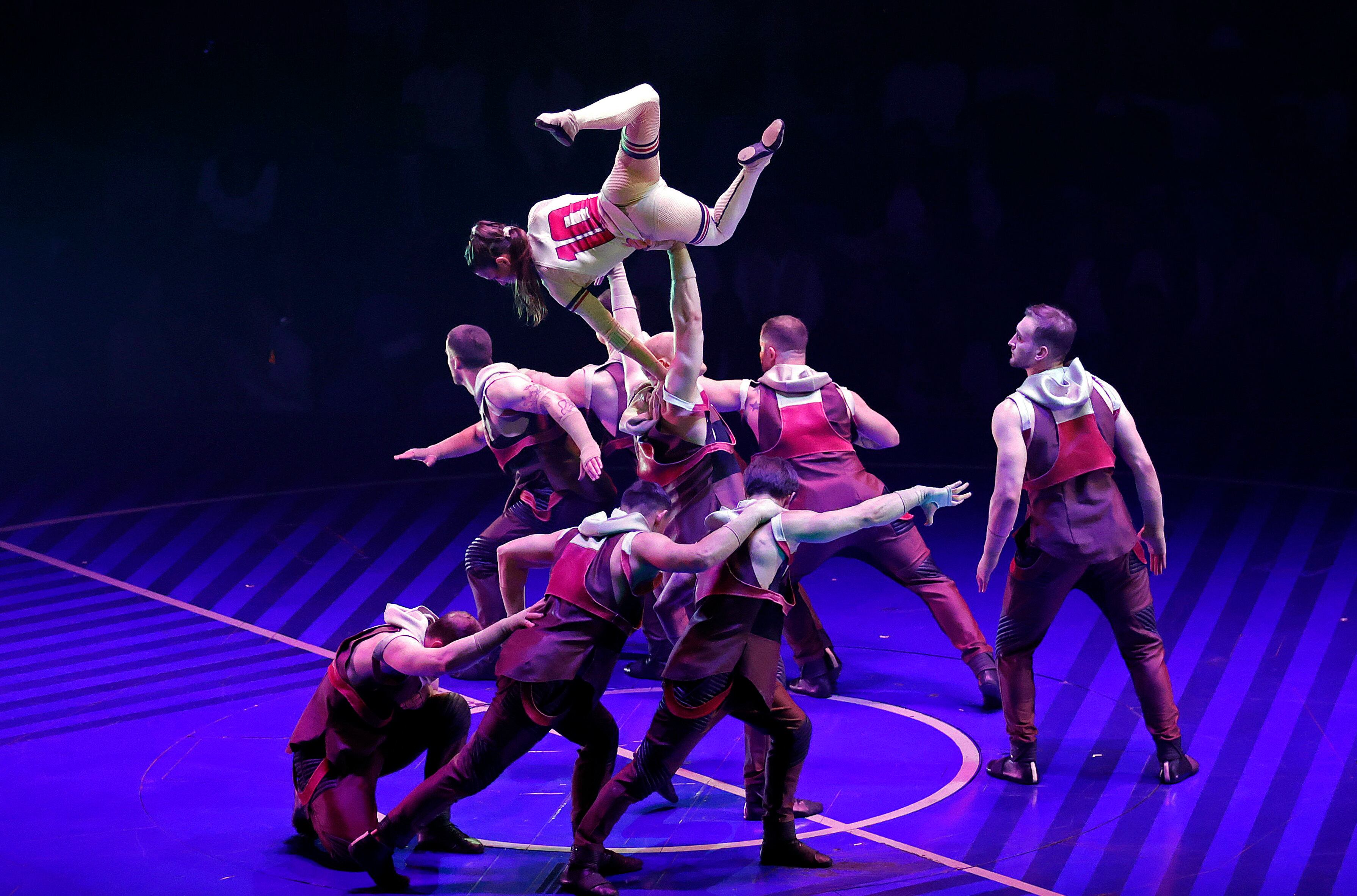 Artistas del Circo del Sol presentan 'Messi 10' en Bogotá (Colombia). EFE / Mauricio Dueñas Castañeda