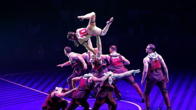 AME6314. BOGOTÁ (COLOMBIA), 15/05/2024.- Artistas del Circo del Sol presentan 'Messi 10' este miércoles, en Bogotá (Colombia). Una treintena de artistas, entre ellos bailarines y acróbatas, deleitaron al público en la primera función del Circo del Sol que llegó a Colombia con 'Messi10', un espectáculo que lleno de música, tecnología y fútbol para hacerle un homenaje al astro argentino Lionel Messi. EFE/ Mauricio Dueñas Castañeda