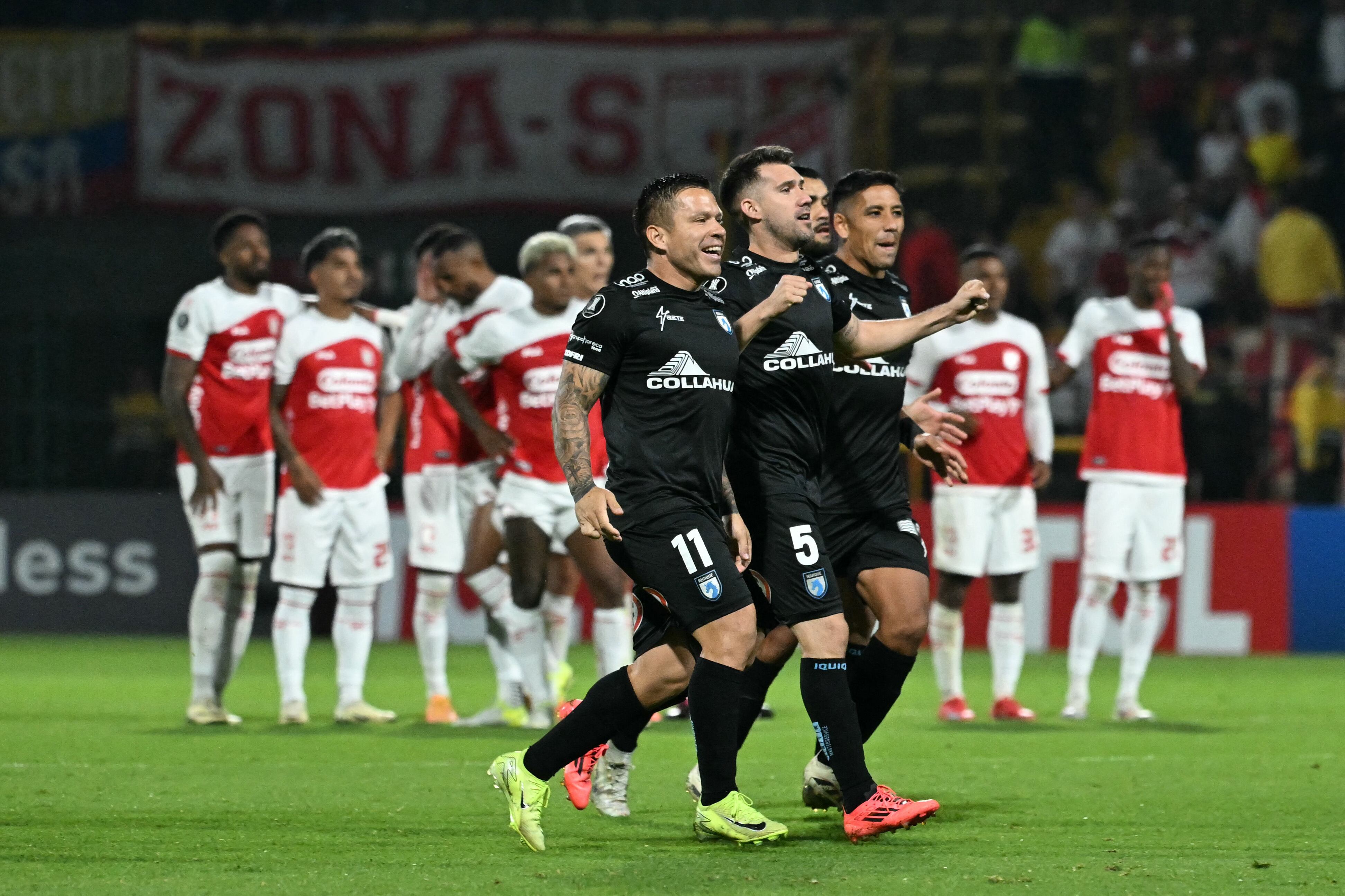 Jugadores de Deportes Iquique celebran la victoria por penales ante Independiente Santa Fe. FOTO:LUIS ACOSTA/AFP /Getty Images