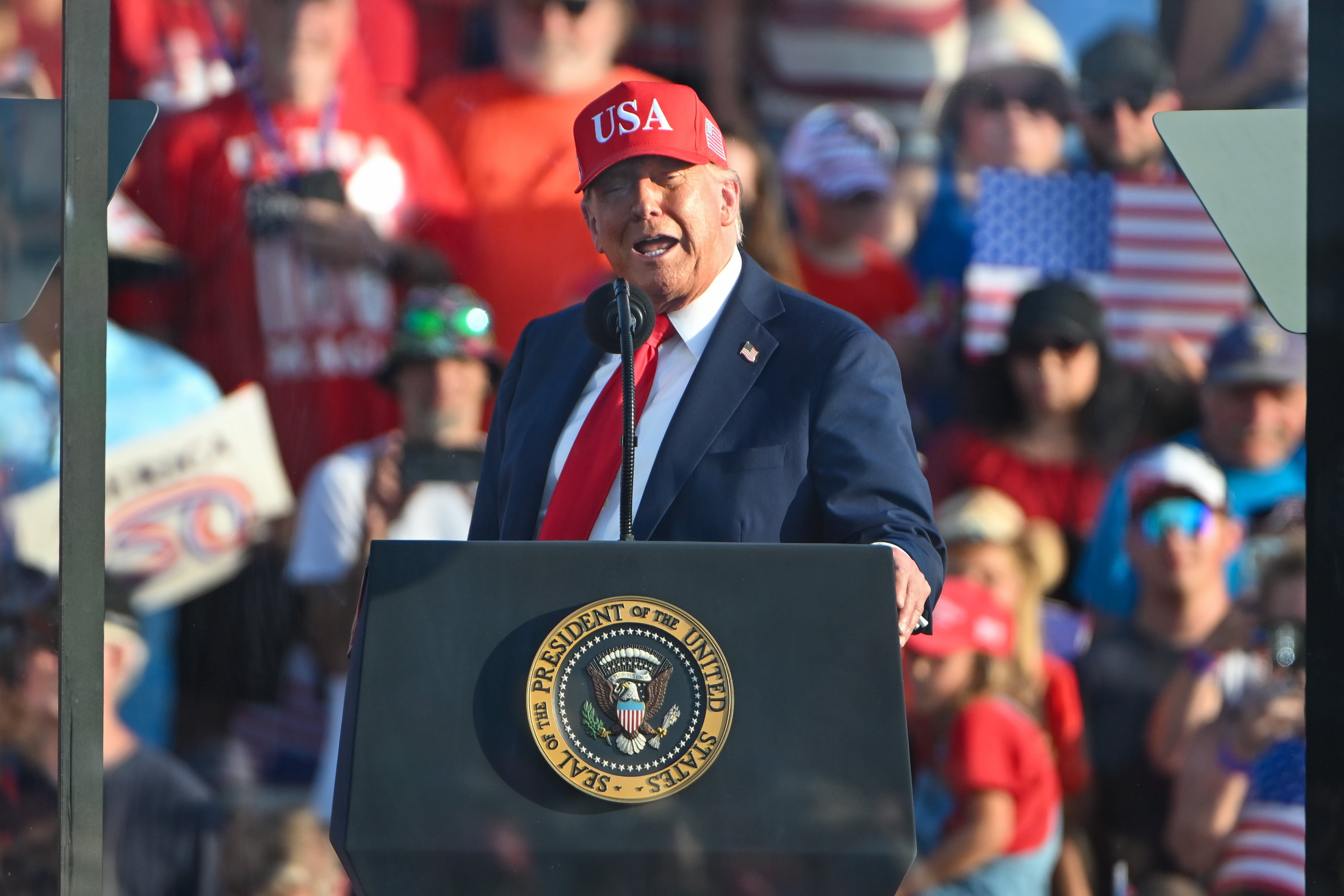 DES MOINES (United States), 03/07/2025.- US President Donald J. Trump speaks to supporters during a rally at the Iowa State Fairgrounds in Des Moines, Iowa, USA, 03 July 2025. Amoung other issues, Trump will be speaking about the Bipartisan Infrastructure Law in Minnesota. EFE/EPA/CRAIG LASSIG