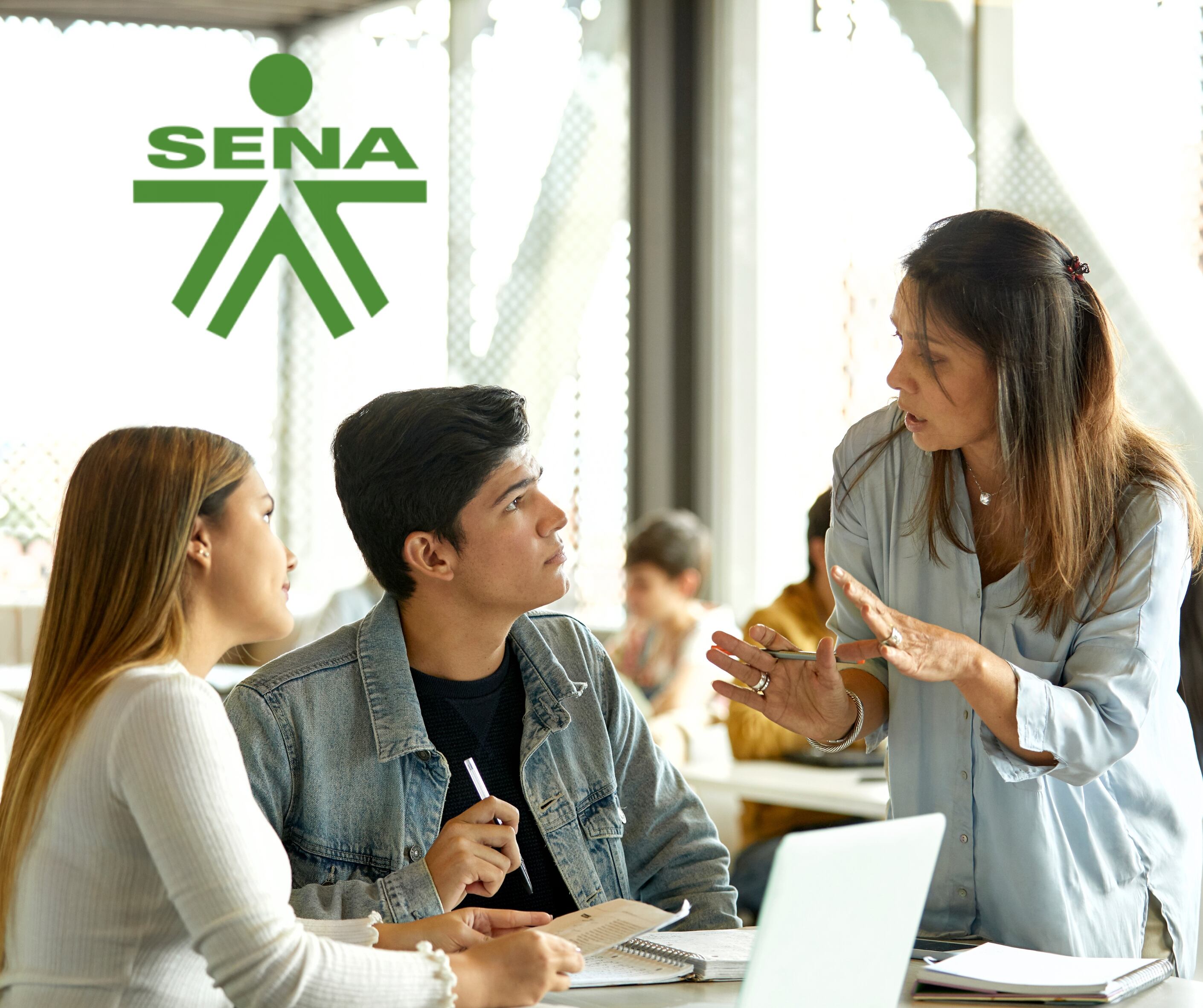 Profesora explicándole a sus estudiantes en un salón de clase (Foto vía Getty Images)