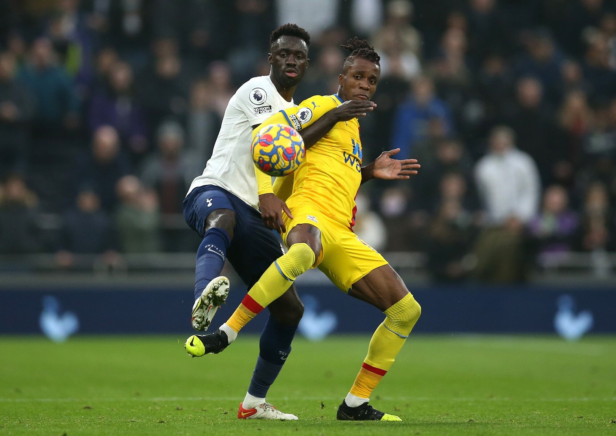 Davinson Sánchez y Wilfried Zaha en el partido entre el Tottenham y Crystal Palace