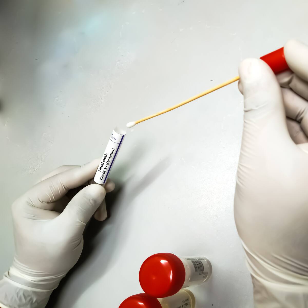 Reino Unido volverá a exigir el uso del tapabocas por la variante Ómicron
