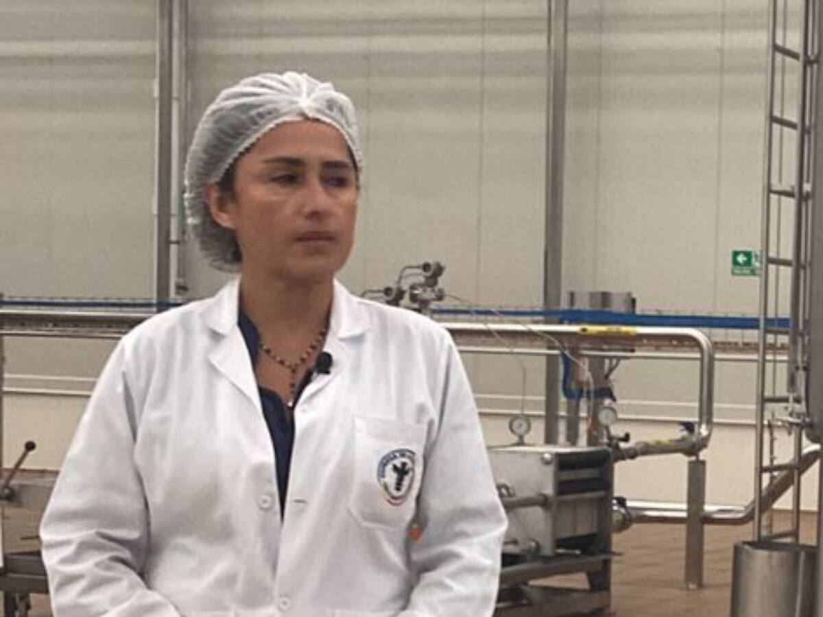 Así es la primera maestra aguardientera y ronera de Colombia: 24 años de experiencia