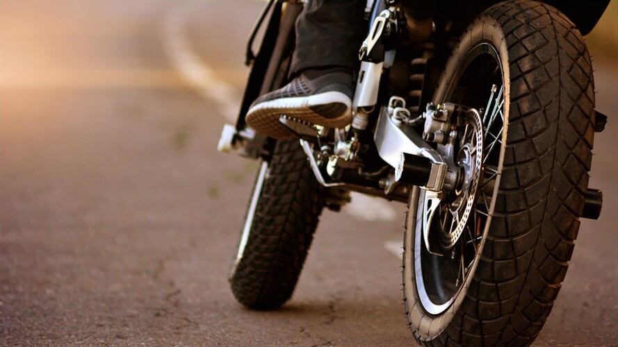 Christian Camilo Vélez, ingeniero civil de la Universidad Minuto de Dios, iba camino a su casa cuando cayó de su moto por un cable. Foto: Getty Images / DMYTRO VARAVIN