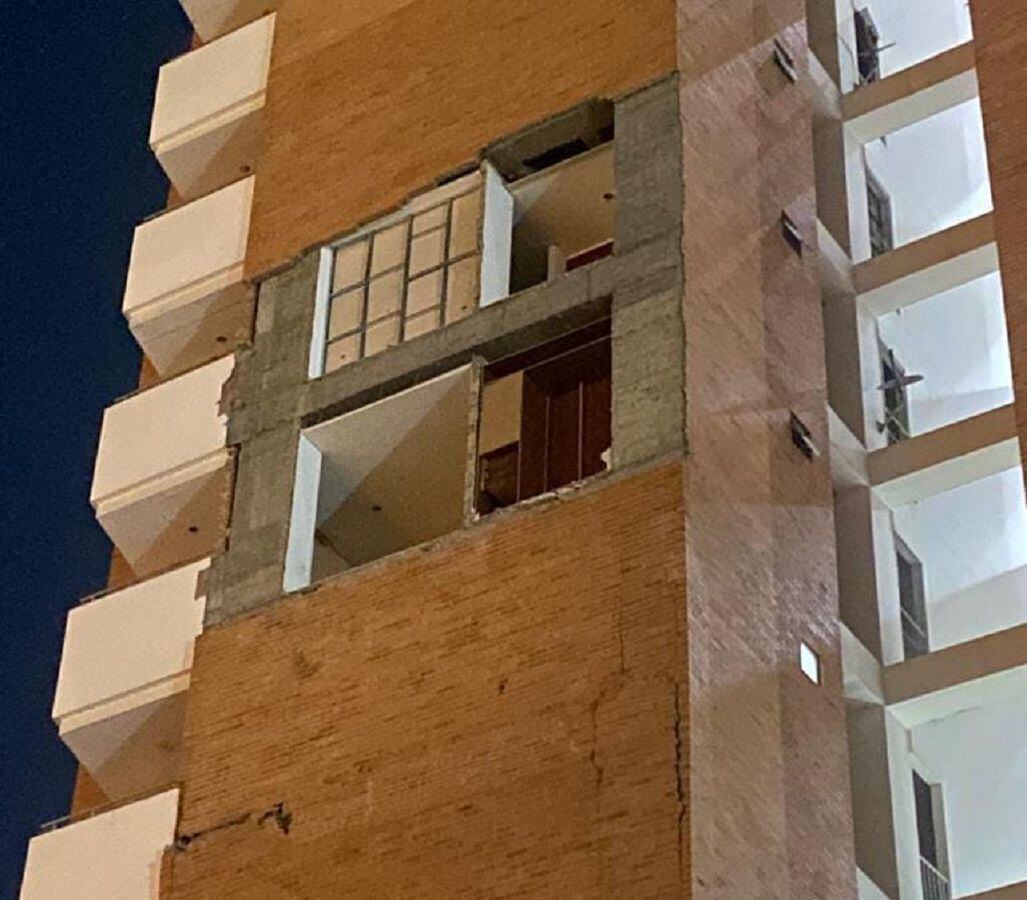 Se cayó una parte de la fachada del edificio Versalles en Cúcuta- Cortesía W Radio