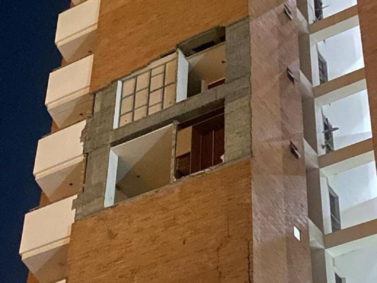 Se cayó una parte de la fachada del edificio Versalles en Cúcuta