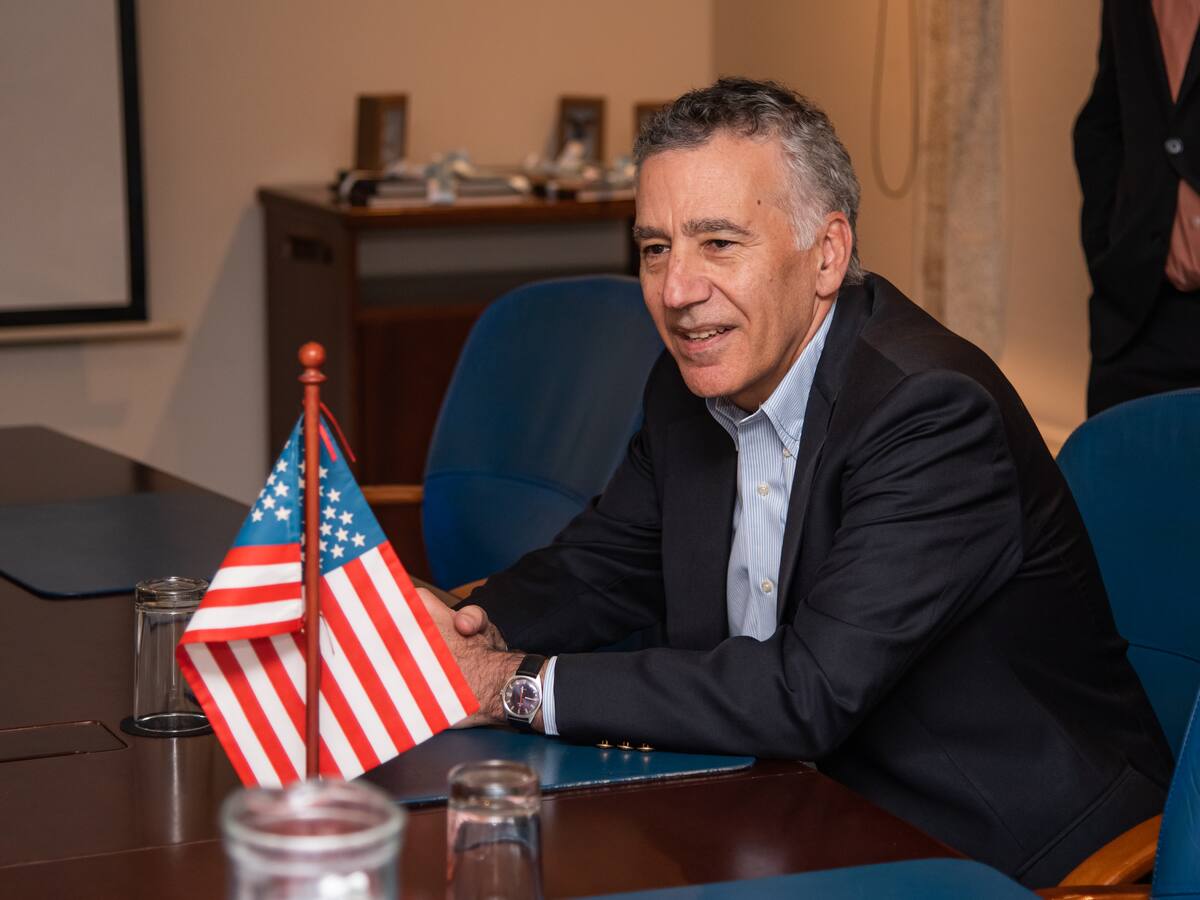 Embajador de EE.UU. desmiente que apoyo financiero a FF.MM. no esté condicionado