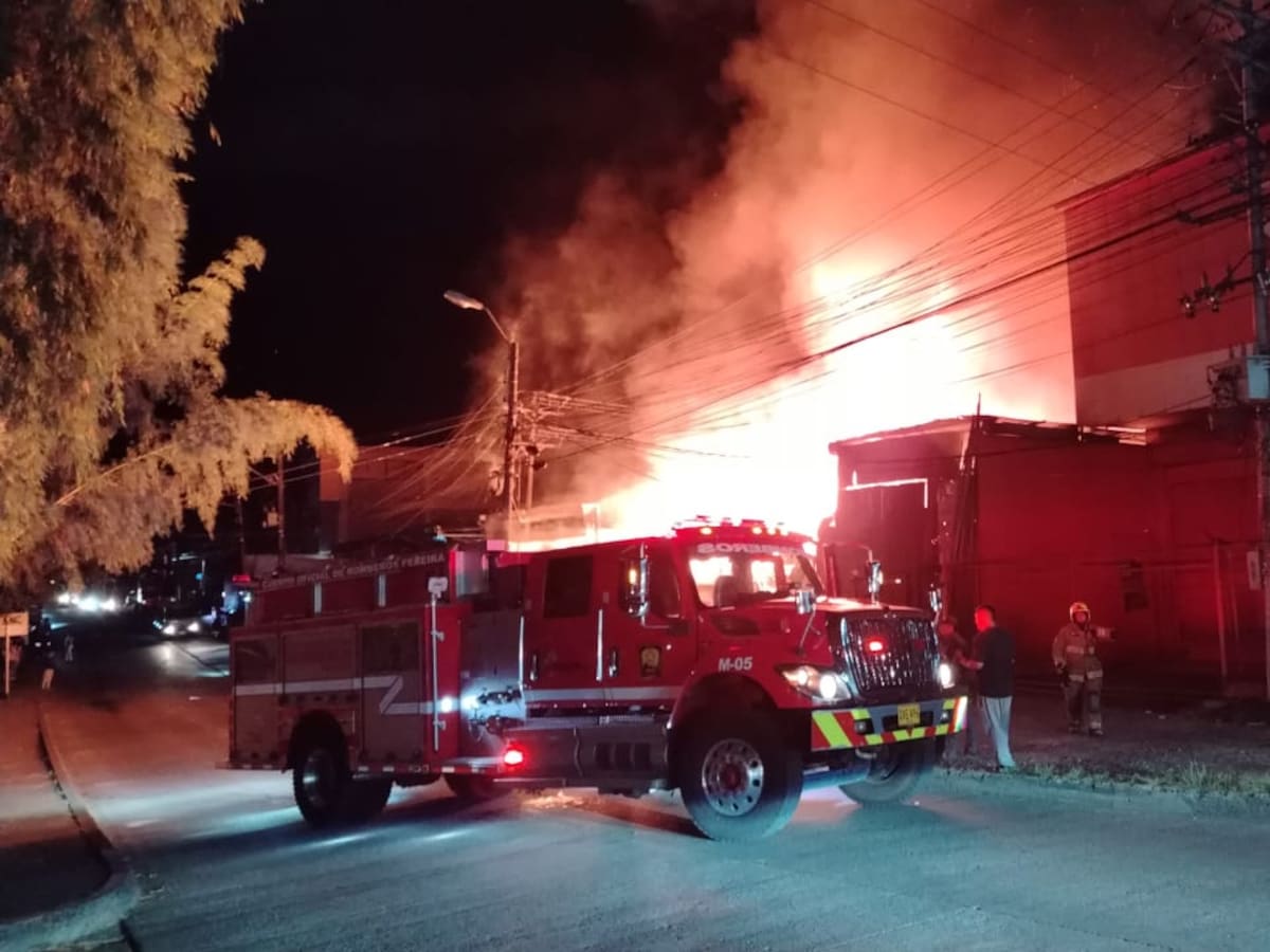 Incendio en Pereira deja cinco locales incinerados