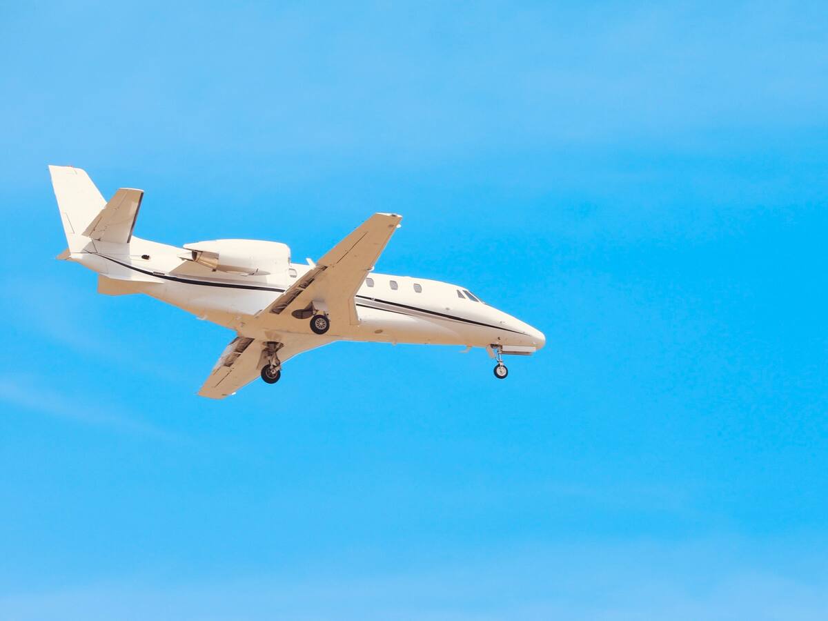 Detienen a hombre que amenazó estrellar avioneta contra centro comercial en EE.UU.