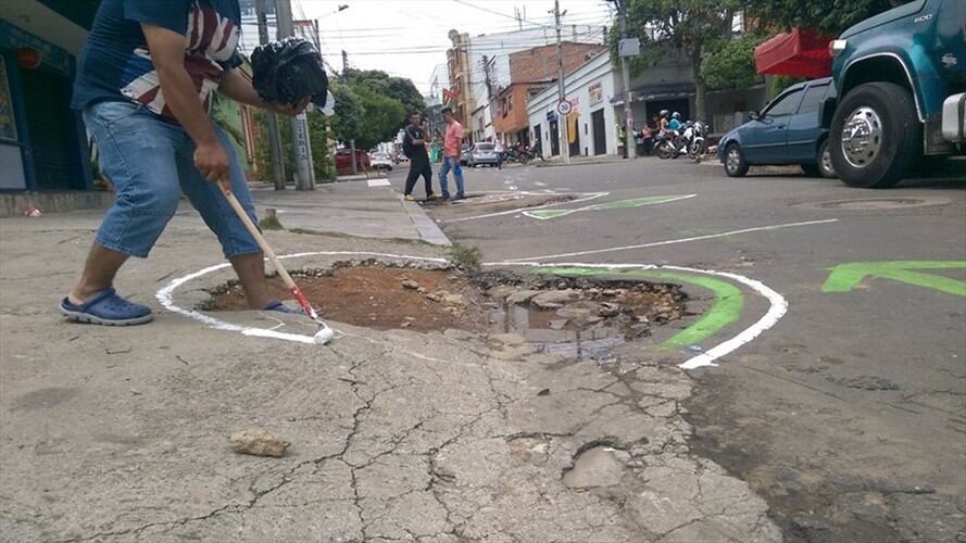 Rodolfo Hernández informó que iba a ponerles el nombre de los concejales de la oposición a 12 huecos de la ciudad. Foto: Alejandra Rodríguez (W Radio)