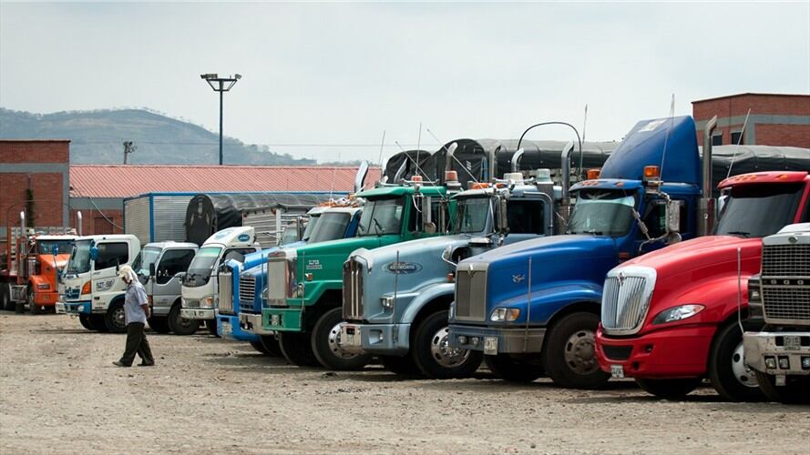 Dicen los gremios que el sector transportador no puede asumir incrementos en las tarifas de peajes por encima de la inflación, ni más aumentos en el combustible. Foto: Getty Images / LUIS ROBAYO