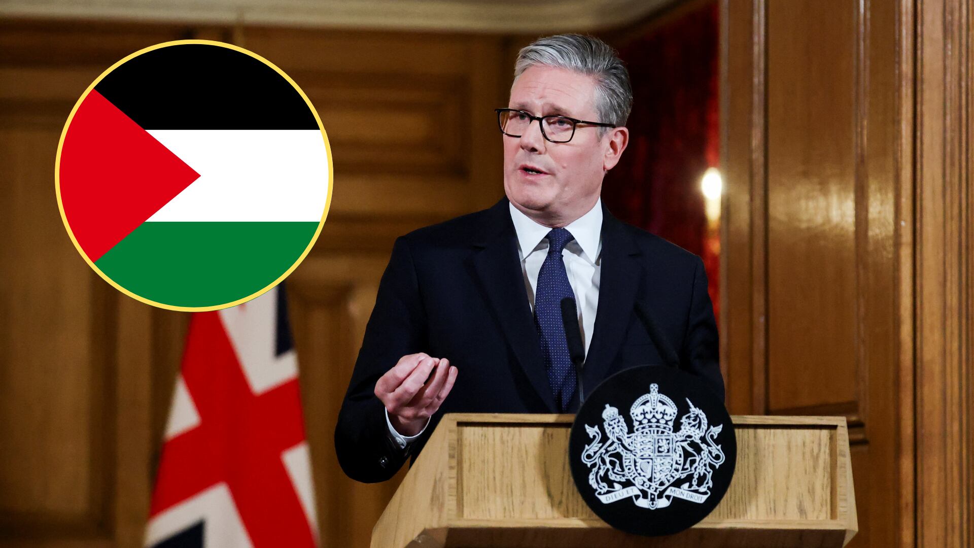 Primer ministro Keir Starmer y Bandera de  Palestina. Foto: Toby Melville - WPA Pool/Getty Images