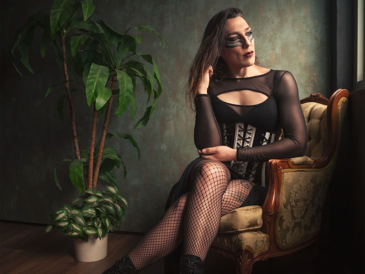 “En mi corazón siempre llevo el rock y el metal”: Paris Lakryma, la mujer trans baterista que triunfa en la música