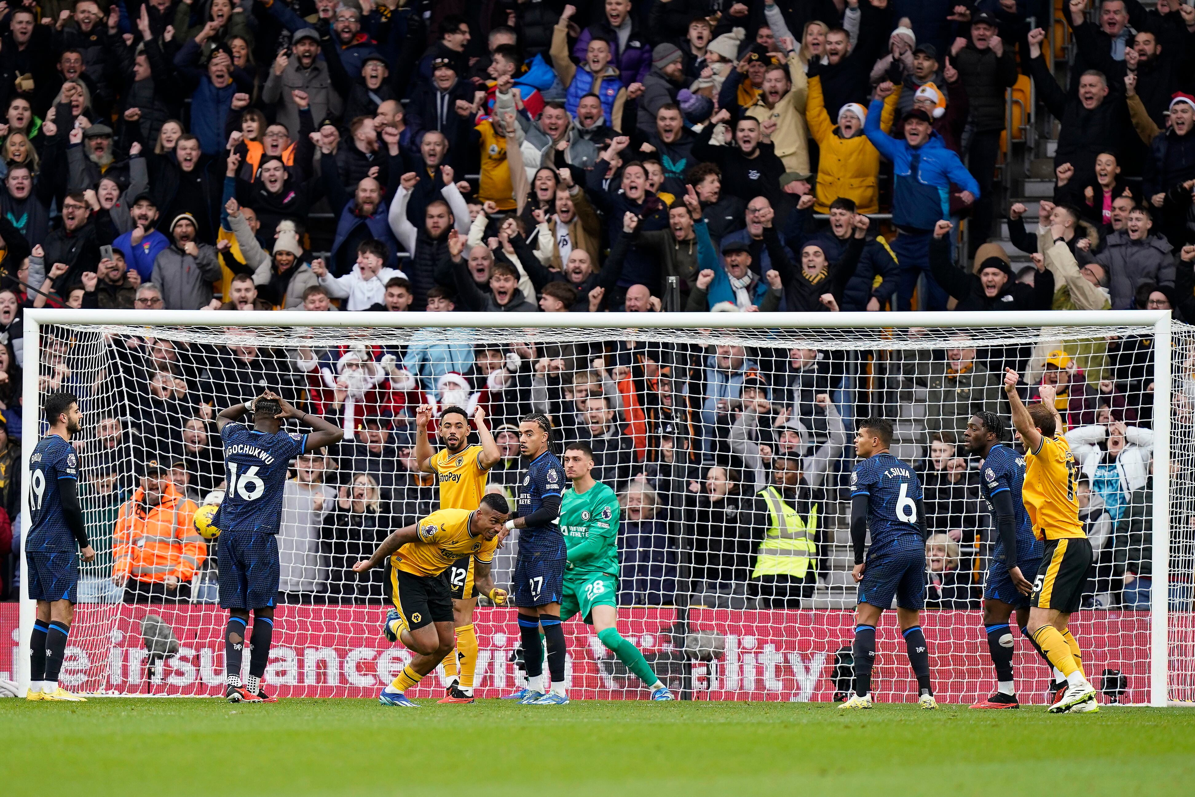 Wolverhampton (United Kingdom), 24/12/2023.- Mario Lemina (C) of Wolverhampton Wanderers celebrates his goal, during the English Premier League soccer match between Wolverhampton Wanderers and Chelsea in Wolverhampton, Britain, 24 December 2023. (Reino Unido) EFE/EPA/TIM KEETON EDITORIAL USE ONLY. No use with unauthorized audio, video, data, fixture lists, club/league logos, 'live' services or NFTs. Online in-match use limited to 120 images, no video emulation. No use in betting, games or single club/league/player publications.