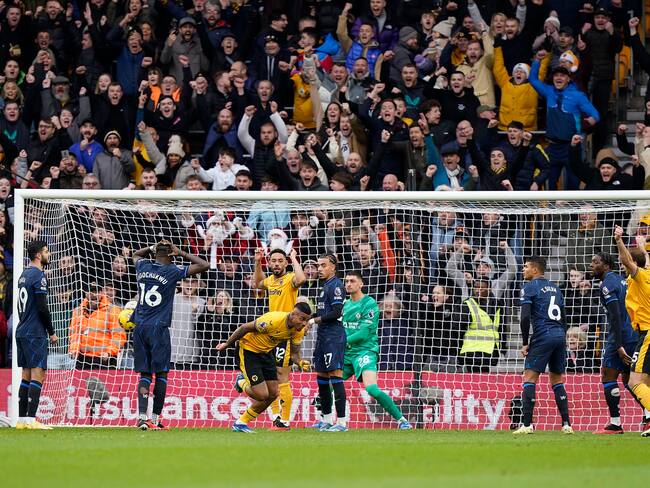 Wolverhampton (United Kingdom), 24/12/2023.- Mario Lemina (C) of Wolverhampton Wanderers celebrates his goal, during the English Premier League soccer match between Wolverhampton Wanderers and Chelsea in Wolverhampton, Britain, 24 December 2023. (Reino Unido) EFE/EPA/TIM KEETON EDITORIAL USE ONLY. No use with unauthorized audio, video, data, fixture lists, club/league logos, 'live' services or NFTs. Online in-match use limited to 120 images, no video emulation. No use in betting, games or single club/league/player publications.