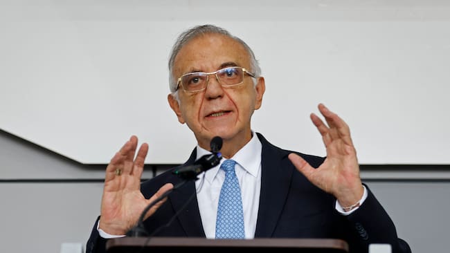 AME059. BOGOTÁ (COLOMBIA), 14/02/2025.- El ministro de Defensa de Colombia, Iván Velásquez, habla durante la presentación del brigadier general Carlos Fernando Triana Beltrán como nuevo director de la Policía Nacional este viernes en Bogotá (Colombia). Velásquez aseguró que confía en que el nuevo director de la Policía, general Carlos Fernando Triana, fortalecerá la lucha contra la corrupción en la institución que venía realizando su antecesor, general William René Salamanca. EFE/ Mauricio Dueñas Castañeda