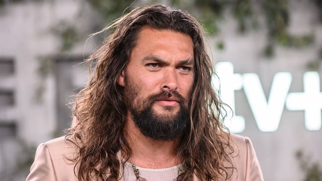 Jason Momoa mostró su ruana hecha en Iza, Boyacá. Foto: NICK AGRO/AFP via Getty Images