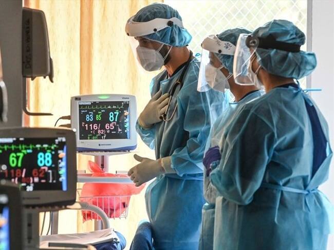 COVID-19: Pese a disminución en cifras de muertes, preocupa la cepa brasileña en Colombia