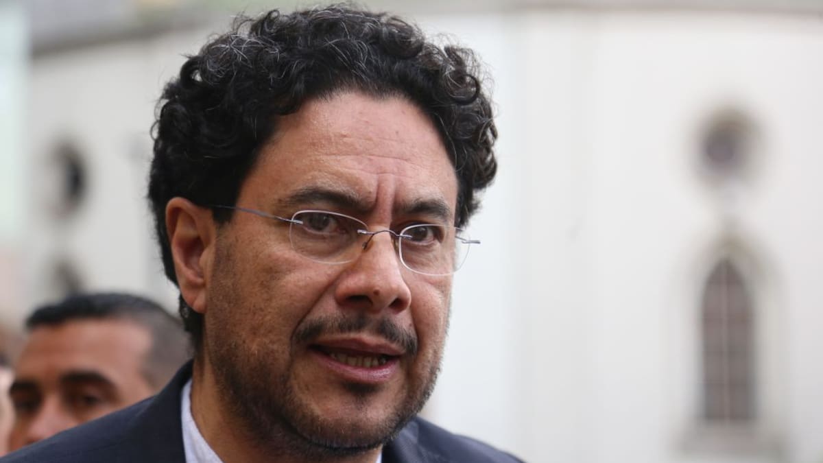 Ayudaría mucho que el señor fiscal no se interponga en los esfuerzos de paz: Cepeda