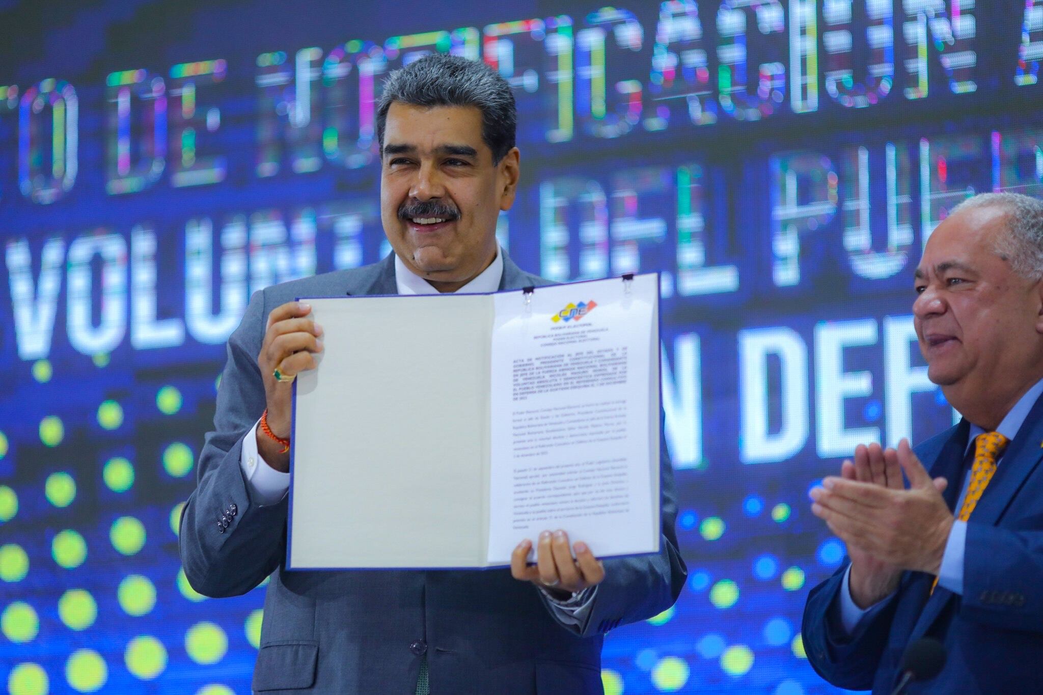 Nicolás Maduro recibe resultados de la consulta sobre el Esequibo realizada el 3 de diciembre. Foto: Prensa Presidencial.