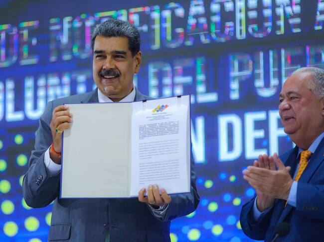 Nicolás Maduro recibe resultados de la consulta sobre el Esequibo realizada el 3 de diciembre. Foto: Prensa Presidencial.