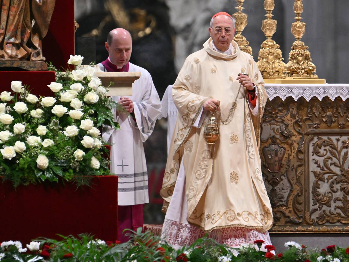 Cardenal Dominique Mamberti será el encargado de anunciar el “Habemus papam”