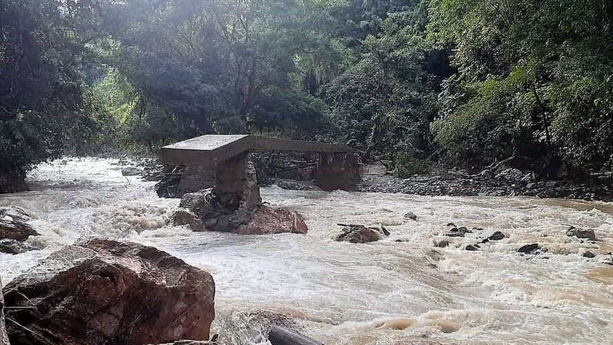 Las fuertes lluvias han destruido los puentes ubicados en la zona. Esta imagen corresponde al puente que conduce de Zabaletas a San Joaquín. Foto: Cortesía David Ruiz