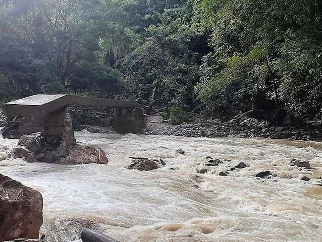 Las fuertes lluvias han destruido los puentes ubicados en la zona. Esta imagen corresponde al puente que conduce de Zabaletas a San Joaquín. Foto: Cortesía David Ruiz
