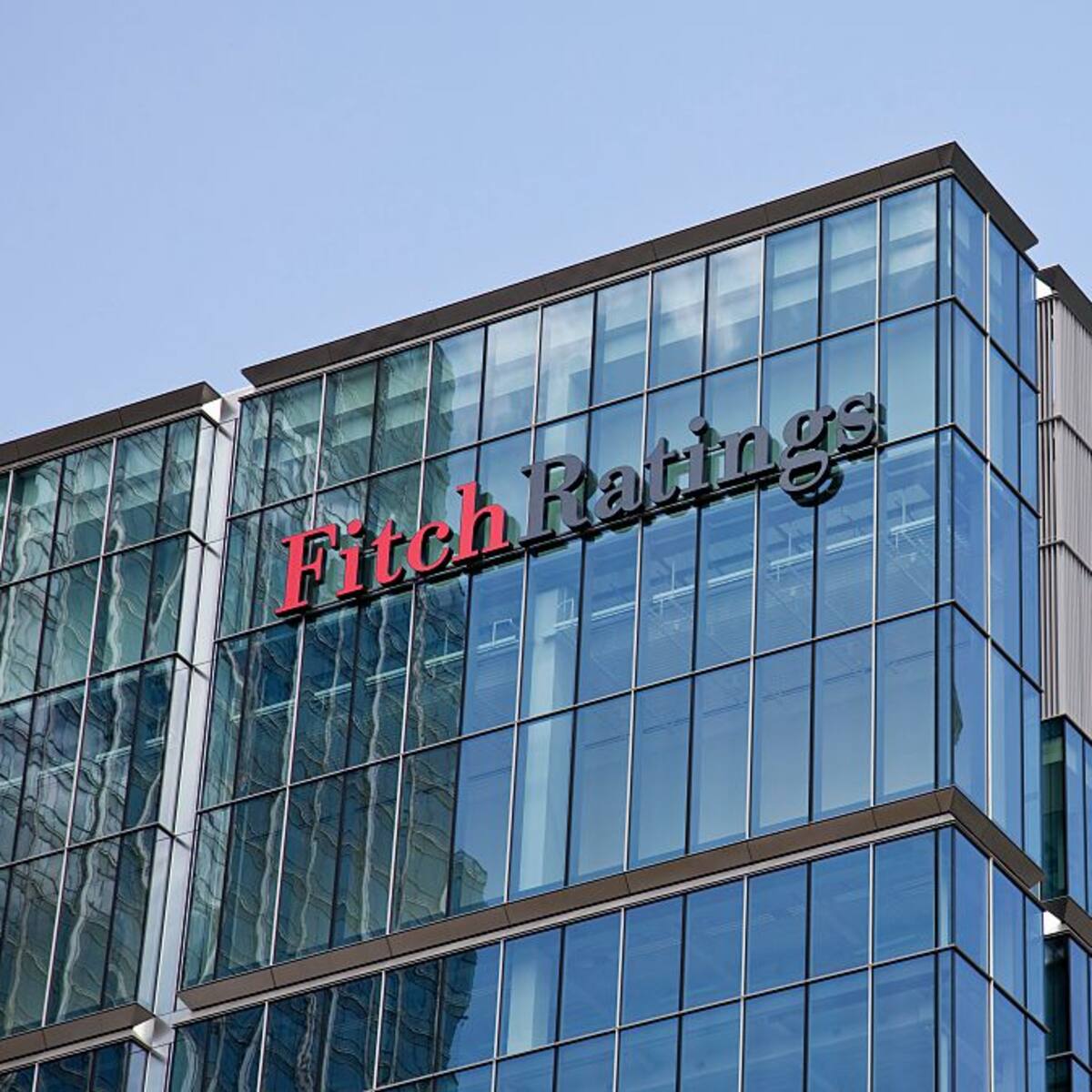 Fitch: mediación de gobierno en tarifas de energía debilitaría perfiles crediticios