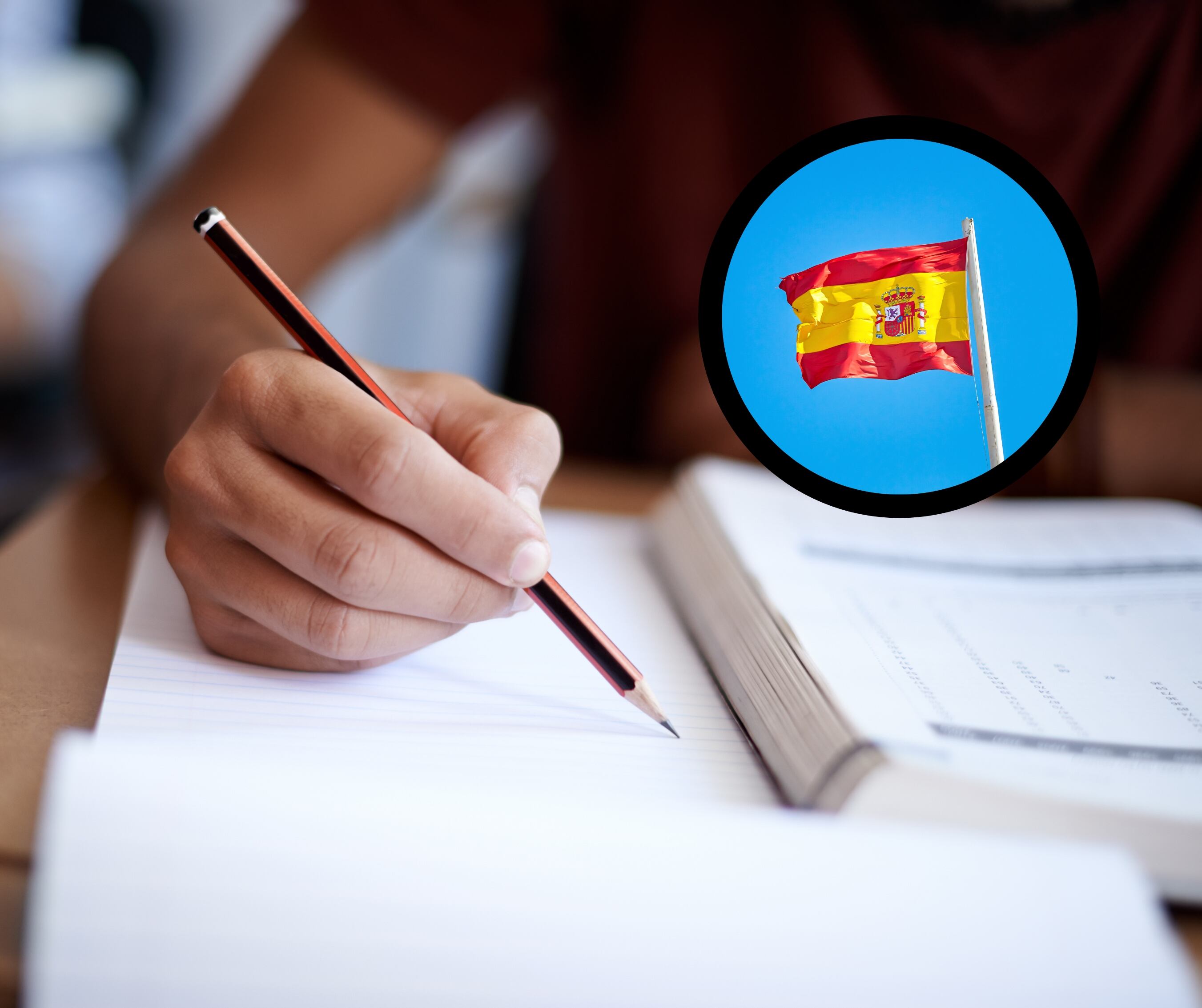 Persona sosteniendo un lápiz con la mano mientras escribe y al lado la bandera de España (Fotos vía Getty Images)
