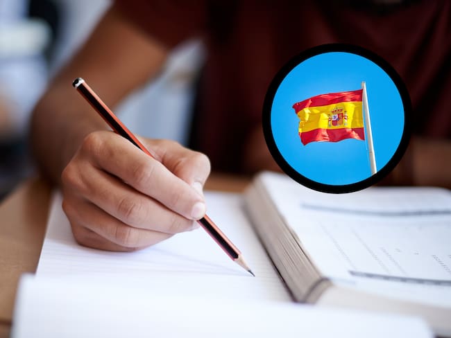 Persona sosteniendo un lápiz con la mano mientras escribe y al lado la bandera de España (Fotos vía Getty Images)