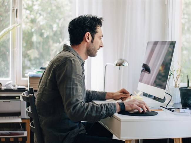 Experta explica cuál debe ser la posición correcta para trabajar desde casa