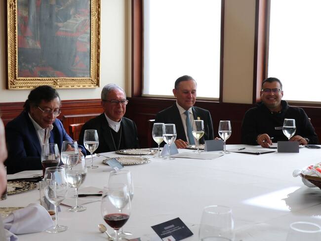 Al Oído: El pacto de desarmar la palabra no es una mordaza, ¿usted lo firma o pasa?