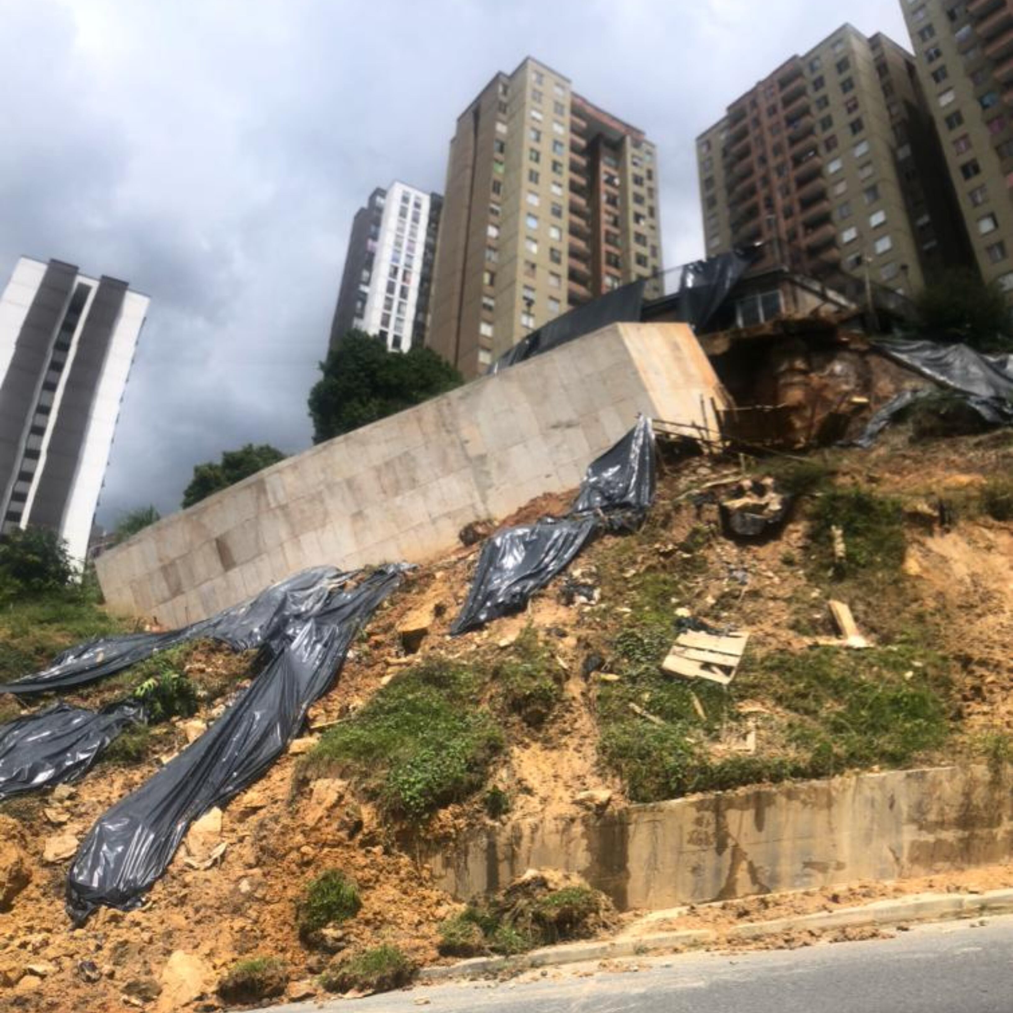 Edificio que está a punto de colapsar en Medellín. Foto: W Radio.