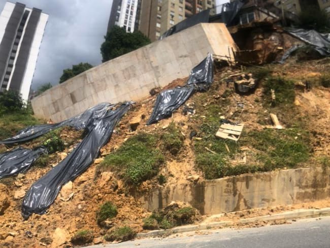 Edificio que está a punto de colapsar en Medellín. Foto: W Radio.